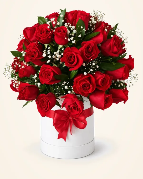 Rosas rojas con follaje en caja redonda blanca