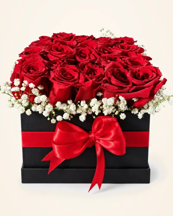 Rosas rojas en caja negra con lazo rojo