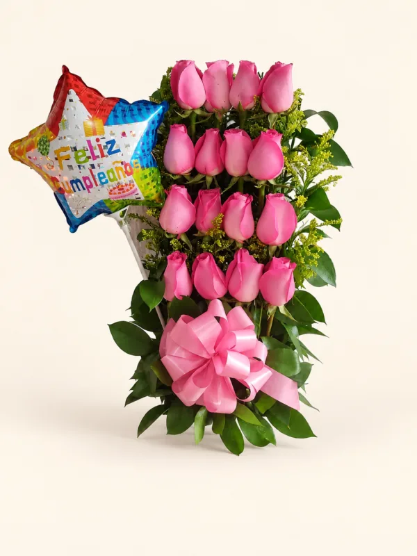 Rosas rosadas en diseño vertical con globo Feliz Cumpleaños y lazo rosado. Sobre fondo crema.