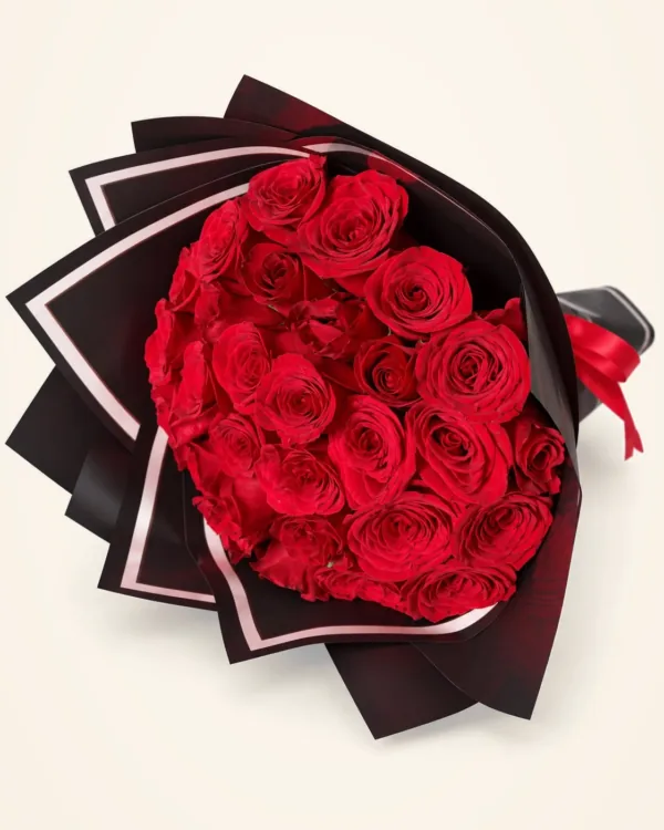 Bouquet de rosas rojas con papel coreano negro