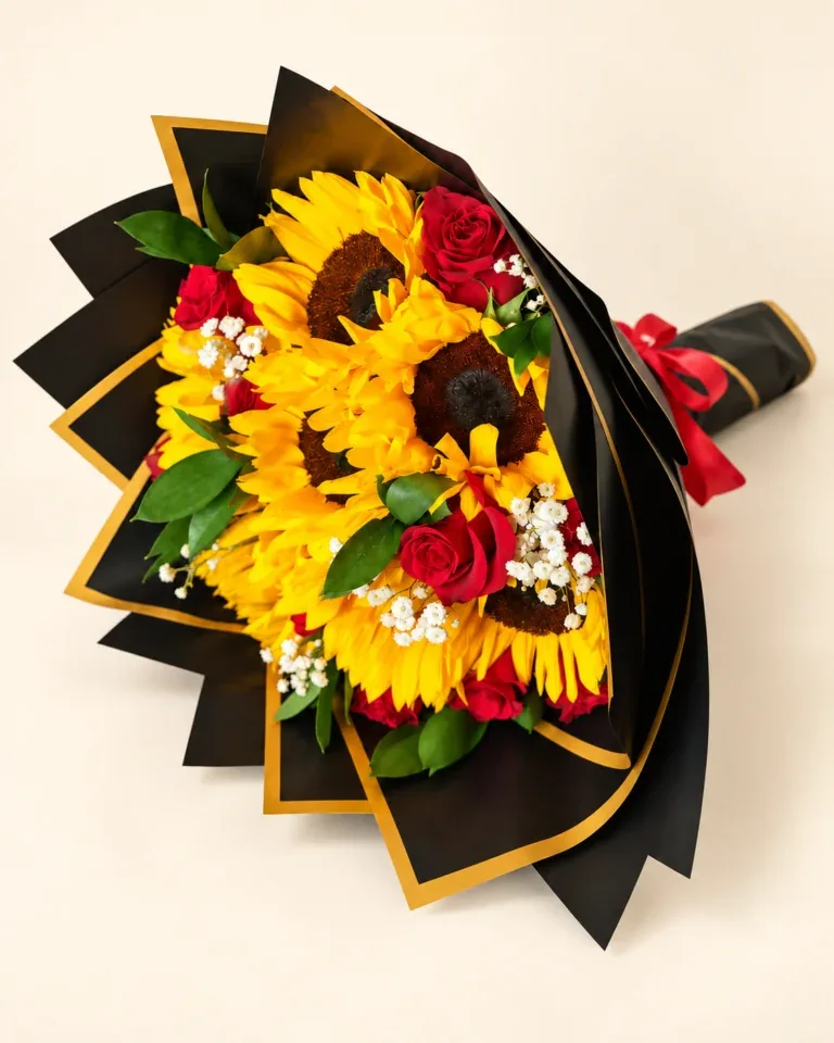 Bouquet de girasoles y rosas rojas con envoltura negra de bordes dorados en Pereira