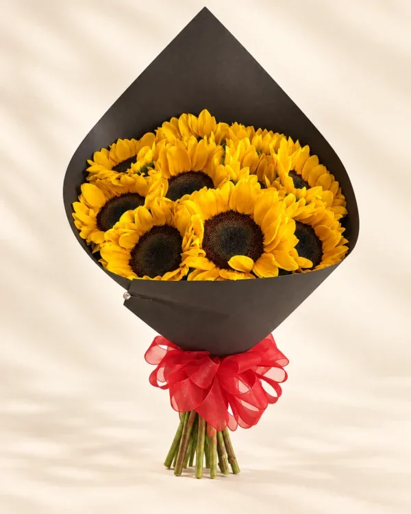 Ramo de 10 girasoles amarillos en cartulina negra en Pereira