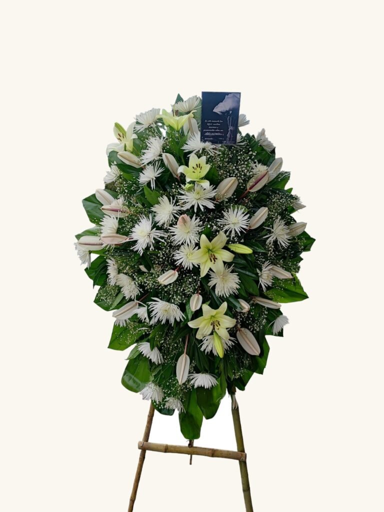 Arreglo fúnebre blanco con lirios y flores de temporada para condolencias en Pereira
