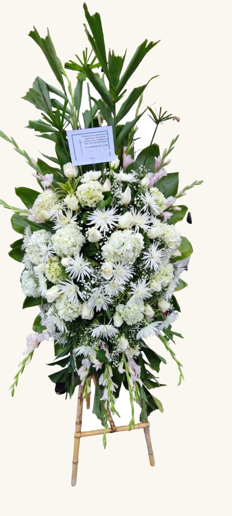 Arreglo fúnebre blanco de rosas y follaje para condolencias en Pereira