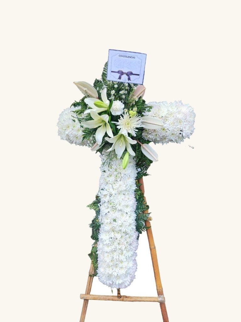 Cruz fúnebre de lirios blancos y flores de temporada para condolencias en Pereira