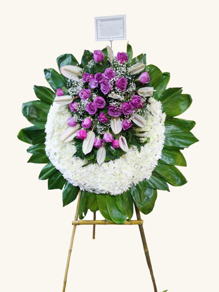 Corona fúnebre de rosas moradas con flores blancas para condolencias en Pereira