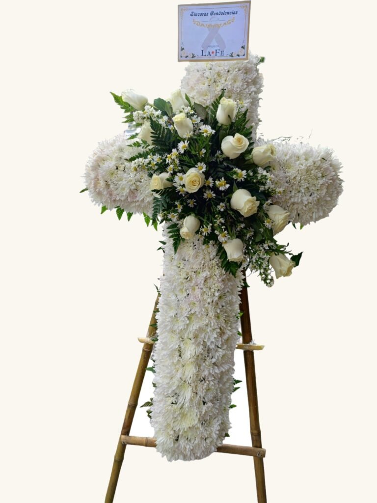 Cruz fúnebre blanca con rosas y follaje para condolencias en Pereira