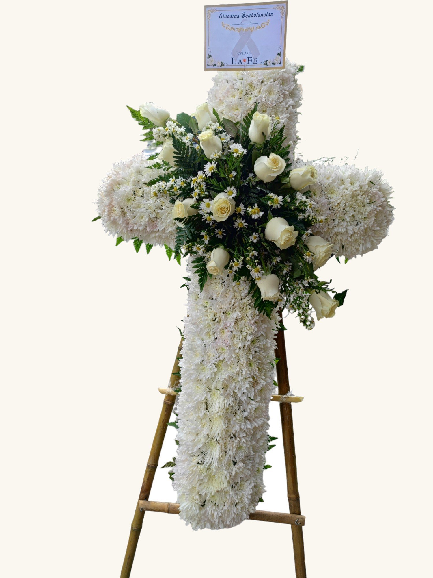 Cruz fúnebre blanca con rosas y follaje para condolencias en Pereira