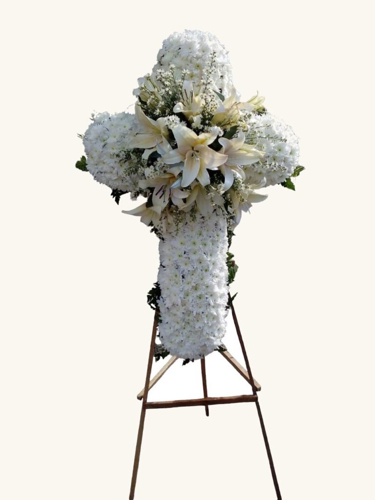 Cruz fúnebre de flores blancas y follaje para condolencias en Pereira