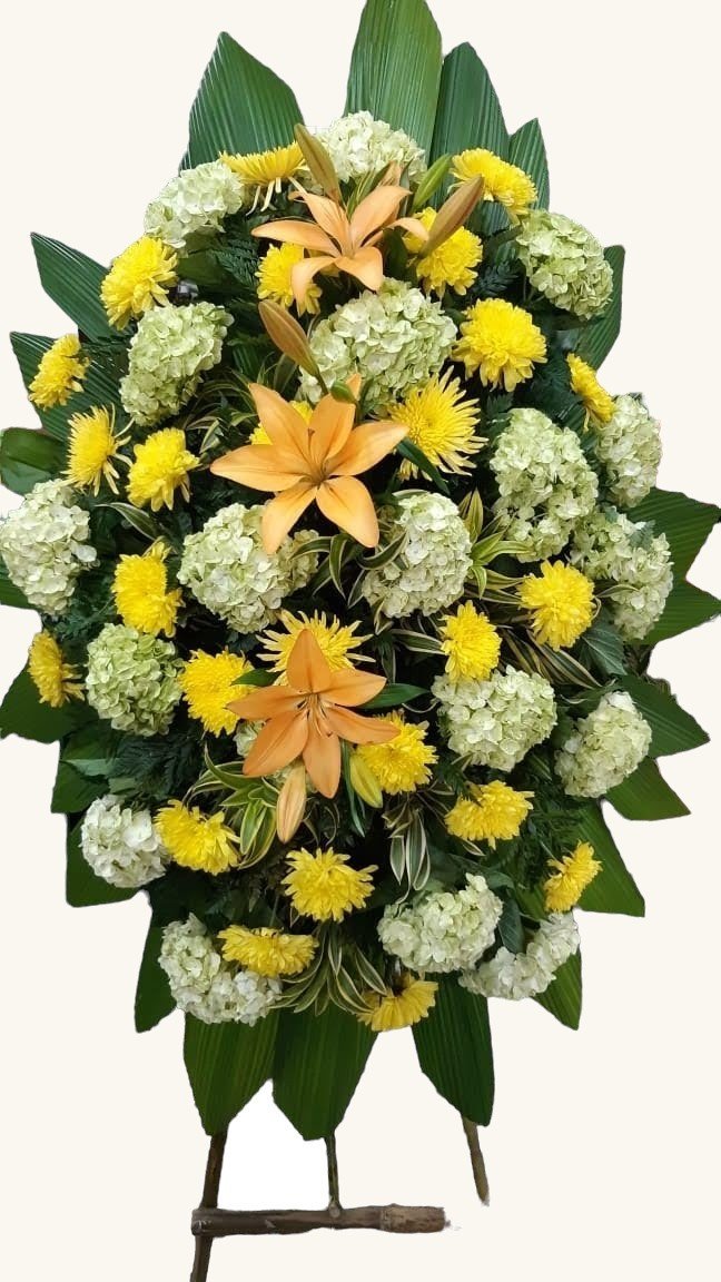 Ramo fúnebre de lirios amarillos y flores de temporada para condolencias en Pereira