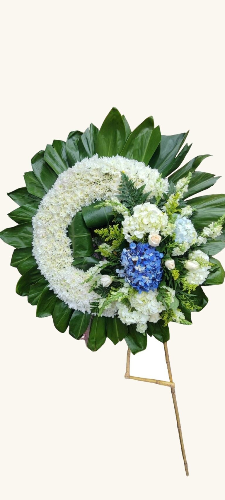 Corona fúnebre blanca con hortensia azul para condolencias en Pereira