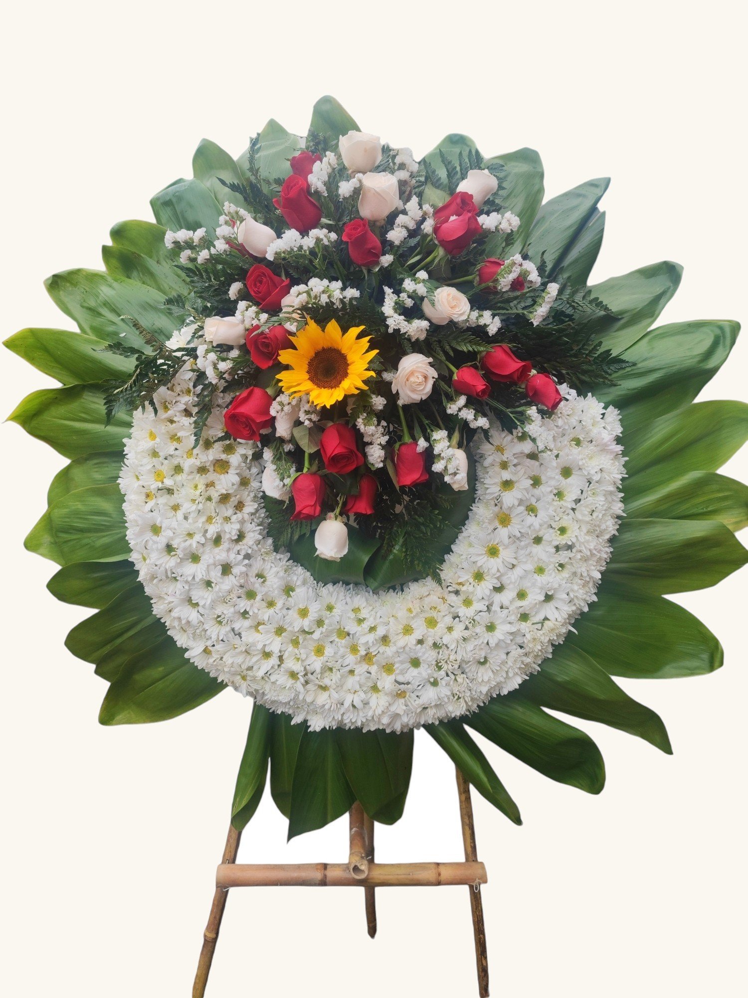 Corona fúnebre de rosas rojas y blancas con girasol para condolencias en Pereira